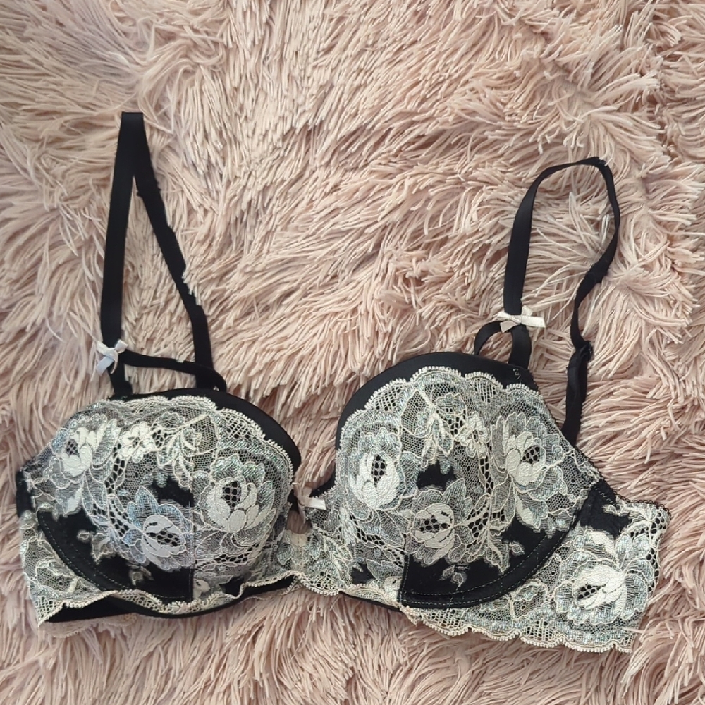 Victoria's Secret Black and Cream Lace Bra